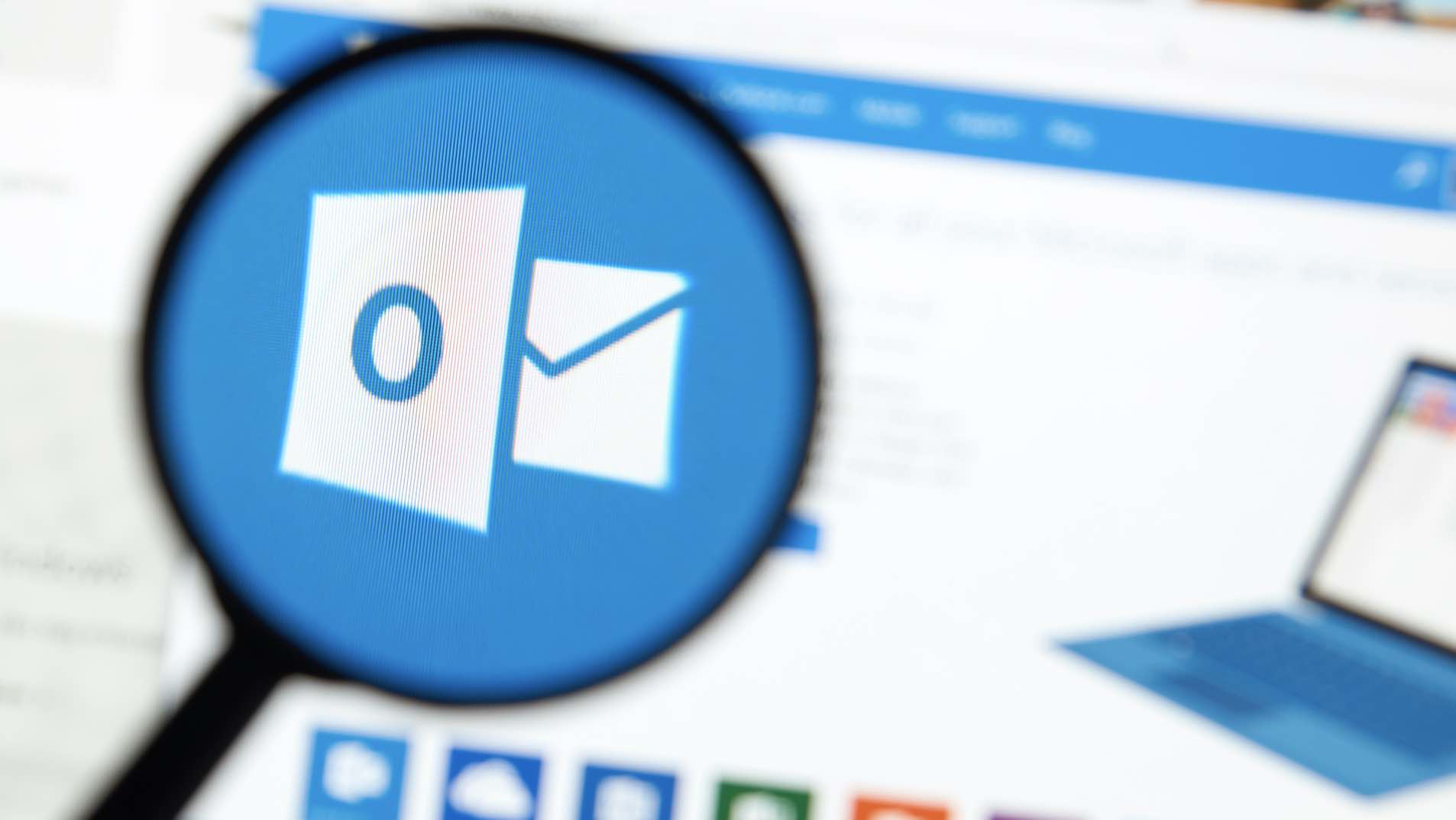 Lưu email Outlook là gì?