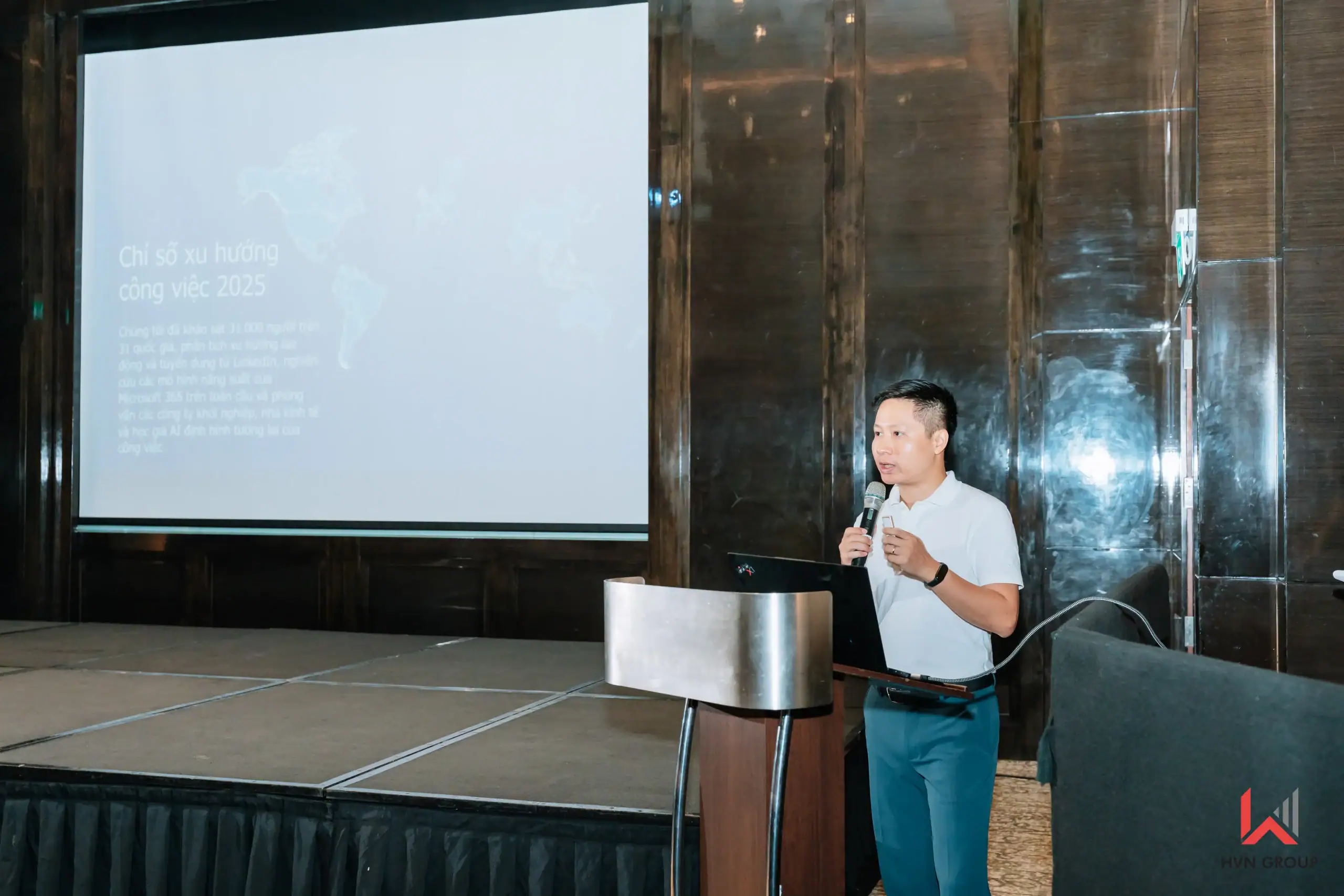 Diễn giả Nam Vũ - Tech Specialist của Microsoft chia sẻ tại sự kiện